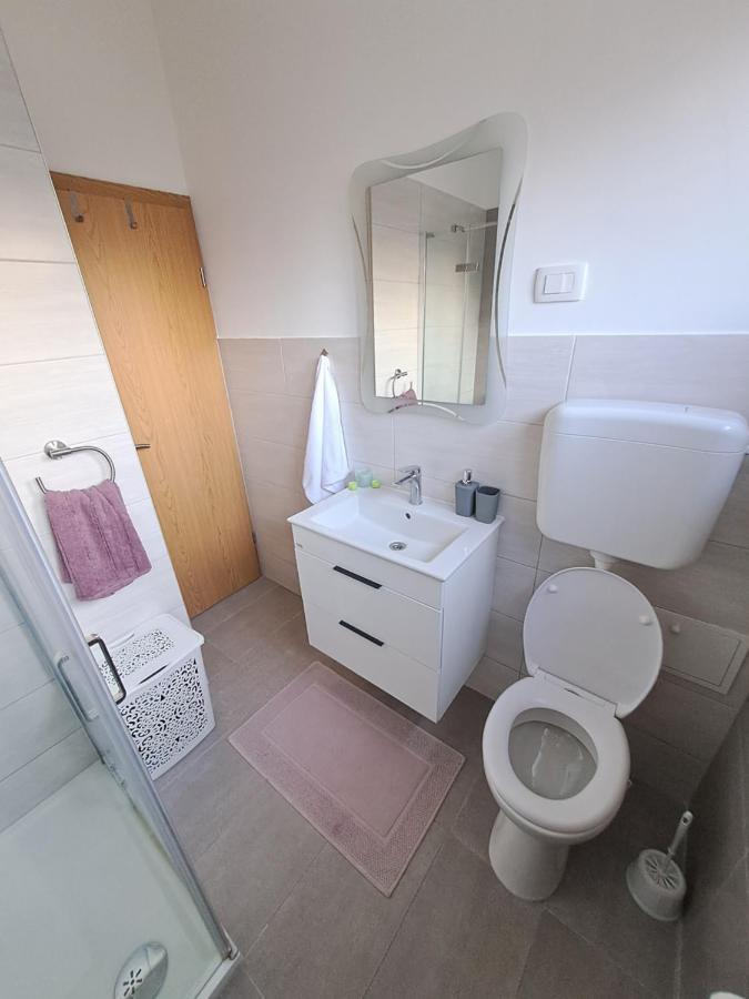 Yulia Apartman Пула Екстериор снимка