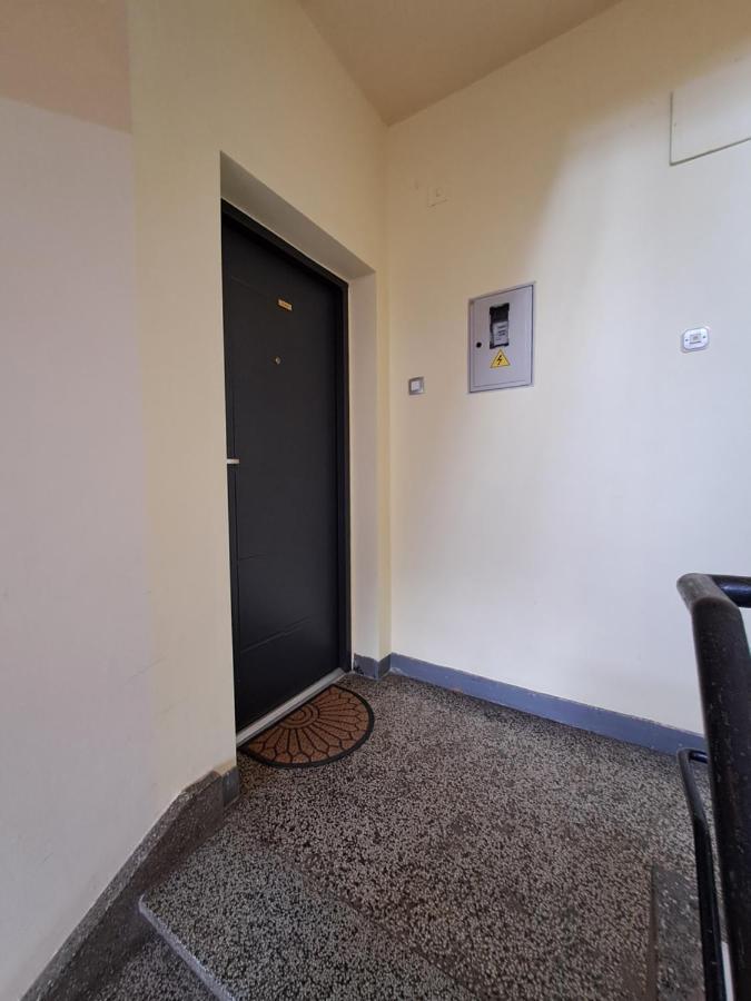 Yulia Apartman Пула Екстериор снимка
